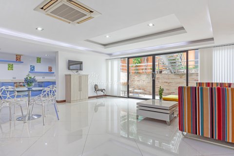Casa de 4 dormitorios en Pattaya, Tailandia № 205022 - foto 7