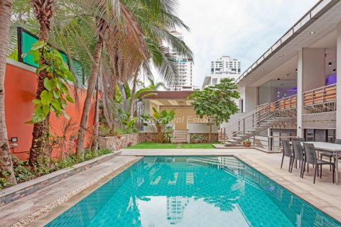 Casa de 4 dormitorios en Pattaya, Tailandia № 205022 - foto 2