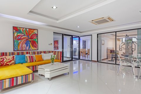 Casa de 4 dormitorios en Pattaya, Tailandia № 205022 - foto 4