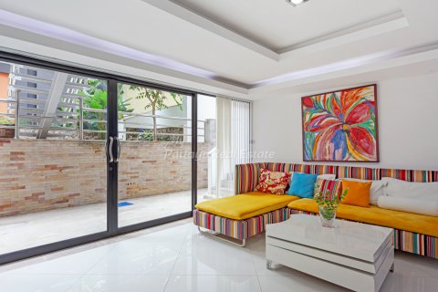 Casa de 4 dormitorios en Pattaya, Tailandia № 205022 - foto 5