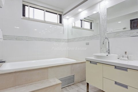 Casa de 4 dormitorios en Pattaya, Tailandia № 205022 - foto 30
