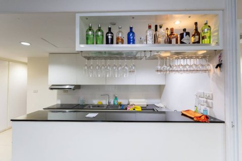 Condominio de 1 dormitorio en Khlong Toei, Bangkok, Tailandia № 172673 - foto 3