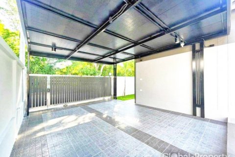 Casa de 3 dormitorios en Pattaya, Tailandia № 113614 - foto 12