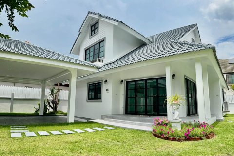 Chalet de 4 dormitorios en Pattaya, Tailandia № 233918