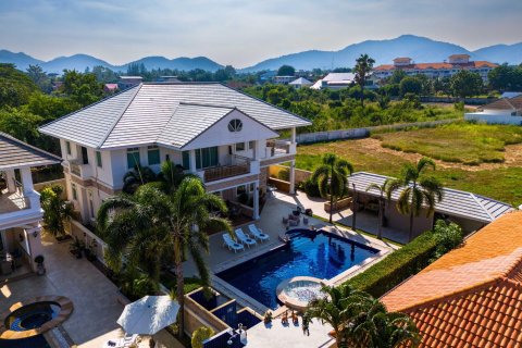 Chalet de 6 dormitorios en Hua Hin, Tailandia № 168800 - foto 25
