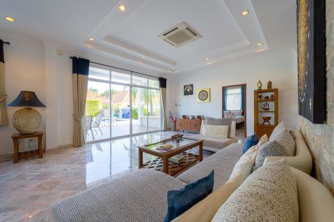 Chalet de 6 dormitorios en Hua Hin, Tailandia № 168800 - foto 29