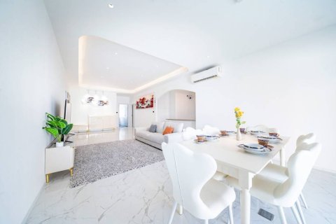 Chalet de 5 dormitorios en Pattaya, Tailandia № 146830 - foto 2