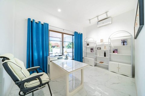 Chalet de 5 dormitorios en Pattaya, Tailandia № 146830 - foto 7