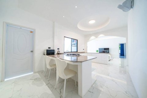 Chalet de 5 dormitorios en Pattaya, Tailandia № 146830 - foto 4