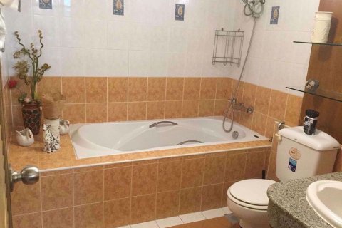 Condominio de 2 dormitorios en Huai Khwang, Bangkok, Tailandia № 48094 - foto 9