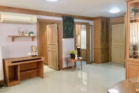 Condominio de 2 dormitorios en Huai Khwang, Bangkok, Tailandia № 48094 - foto 4