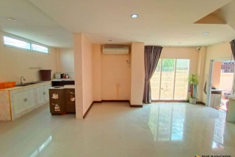 Townhouse in Bangkok, Thailand 6 bedrooms № 189564