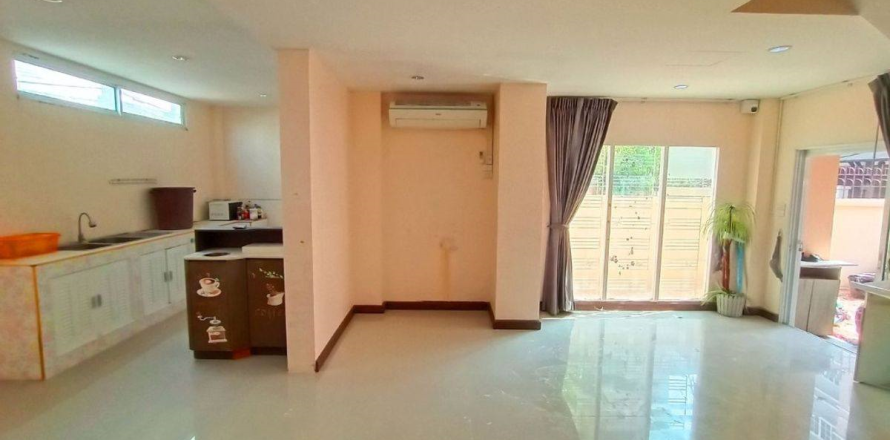Adosado de 6 dormitorios en Bangkok, Tailandia № 189564