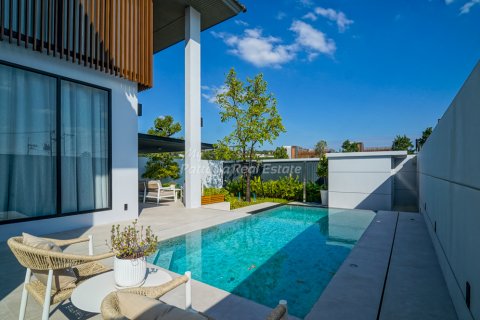 Casa de 4 dormitorios en Pattaya, Tailandia № 155428 - foto 3