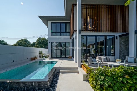 Casa de 4 dormitorios en Pattaya, Tailandia № 155428 - foto 2
