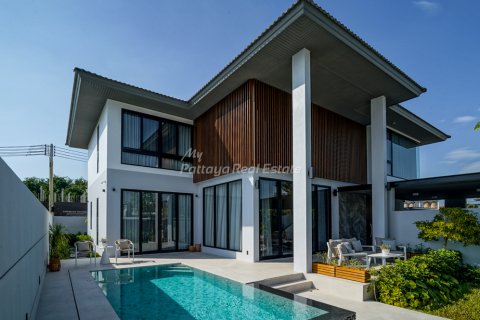House in Pattaya, Thailand 4 bedrooms № 155428