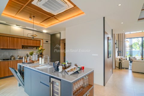 Casa de 4 dormitorios en Pattaya, Tailandia № 155428 - foto 13