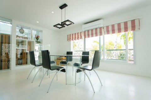 Chalet de 4 dormitorios en Hua Hin, Tailandia № 173020 - foto 10