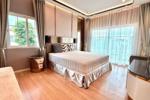 Casa de 3 dormitorios en Bangkok, Tailandia № 173019 - foto 9