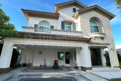 House in Bangkok, Thailand 4 bedrooms № 189212