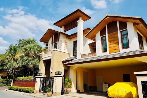 House in Bangkok, Thailand 4 bedrooms № 189206