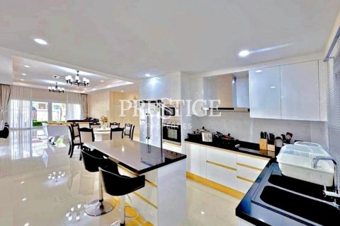 Casa de 4 dormitorios en Pattaya, Tailandia № 197763 - foto 7