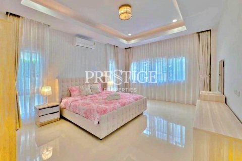 Casa de 4 dormitorios en Pattaya, Tailandia № 197763 - foto 10