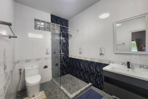 Chalet de 3 dormitorios en Pattaya, Tailandia № 159914 - foto 12