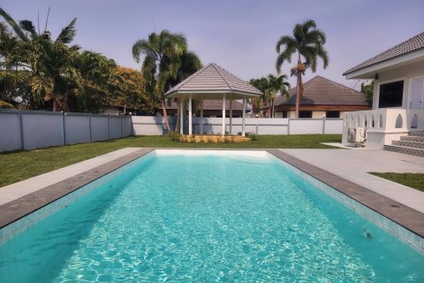 Chalet de 3 dormitorios en Pattaya, Tailandia № 159914 - foto 2
