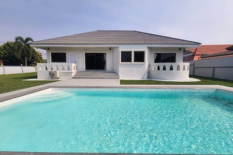 Villa in Pattaya, Thailand 3 bedrooms № 159914