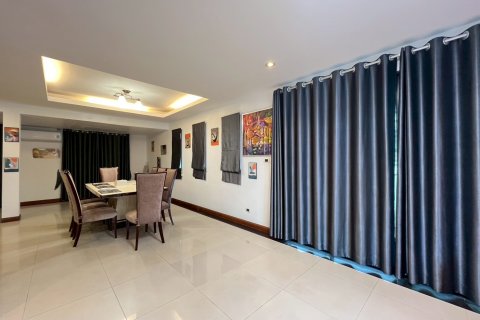 Chalet de 3 dormitorios en Pattaya, Tailandia № 173907 - foto 8