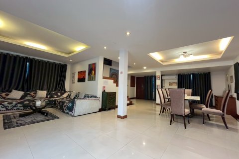 Chalet de 3 dormitorios en Pattaya, Tailandia № 173907 - foto 9