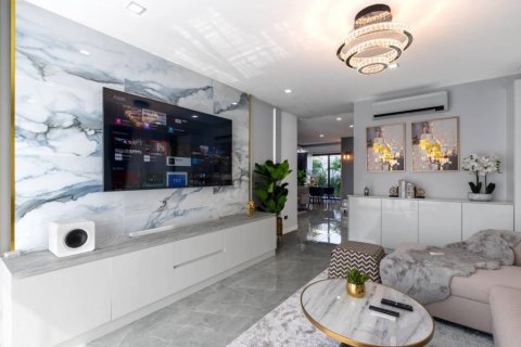 Chalet de 5 dormitorios en Pattaya, Tailandia № 115167 - foto 7