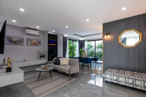 Chalet de 5 dormitorios en Pattaya, Tailandia № 115167 - foto 8