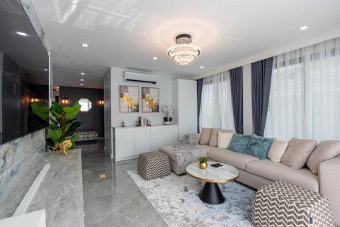 Chalet de 5 dormitorios en Pattaya, Tailandia № 115167 - foto 2