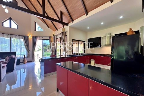 House in Pattaya, Thailand 6 bedrooms № 198313 - photo 7