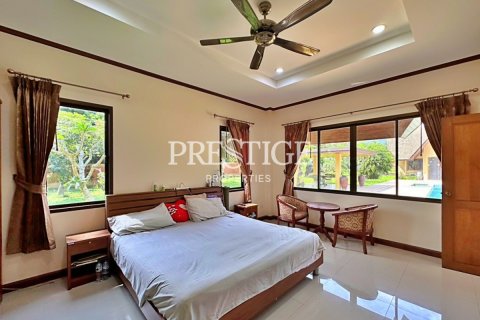House in Pattaya, Thailand 6 bedrooms № 198313 - photo 19