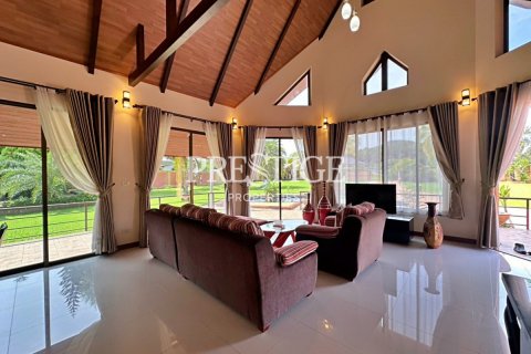 House in Pattaya, Thailand 6 bedrooms № 198313 - photo 6