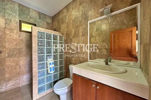 House in Pattaya, Thailand 6 bedrooms № 198313 - photo 17