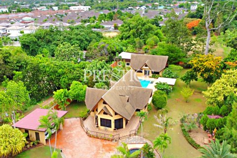 House in Pattaya, Thailand 6 bedrooms № 198313
