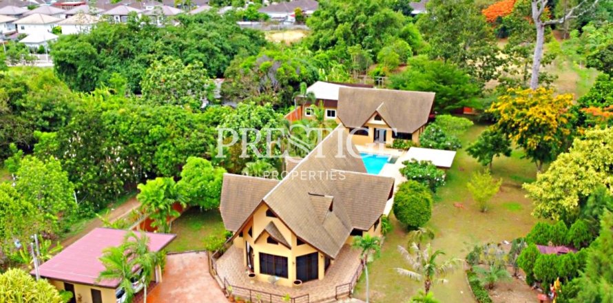 House in Pattaya, Thailand 6 bedrooms № 198313