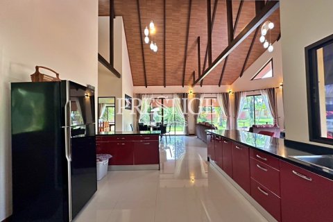 House in Pattaya, Thailand 6 bedrooms № 198313 - photo 9