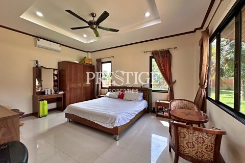 House in Pattaya, Thailand 6 bedrooms № 198313 - photo 18