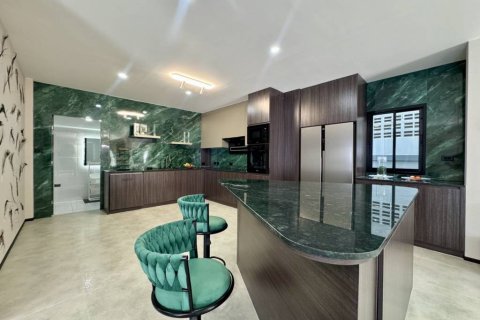 Chalet de 5 dormitorios en Pattaya, Tailandia № 153802 - foto 5