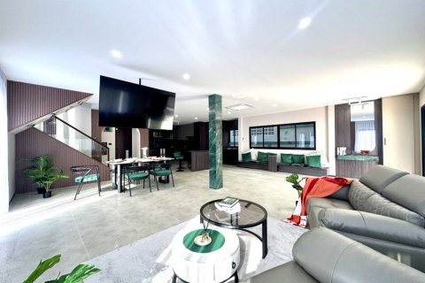 Chalet de 5 dormitorios en Pattaya, Tailandia № 153802 - foto 2