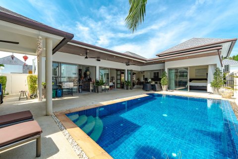 Villa in Phuket, Thailand 3 bedrooms № 145143