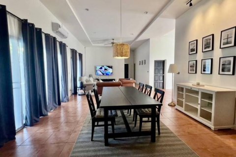 Chalet de 4 dormitorios en Pattaya, Tailandia № 152494 - foto 3