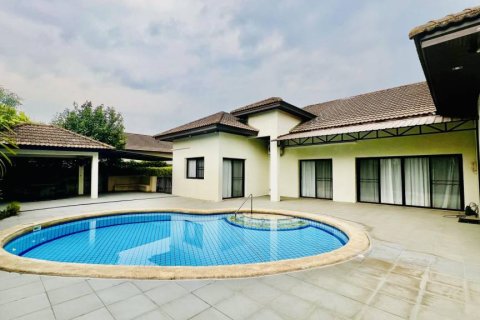Chalet de 4 dormitorios en Pattaya, Tailandia № 152494