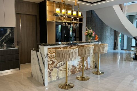 Chalet de 5 dormitorios en Pattaya, Tailandia № 162431 - foto 4