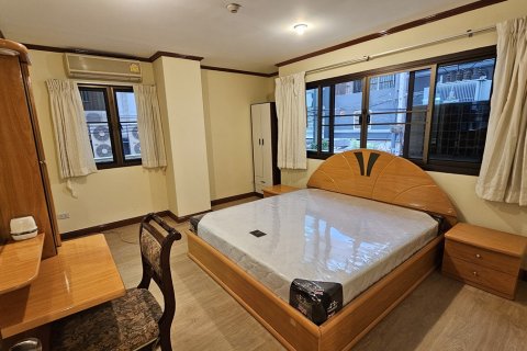 Condo in Watthana, Bangkok, Thailand, 2 bedrooms  № 201064 - photo 9